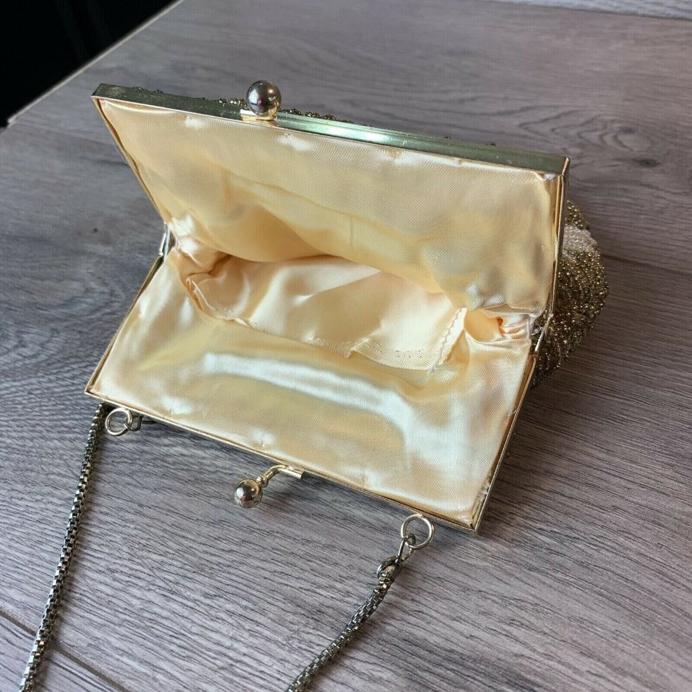 Gold/White Bead FloralClutch/Purse. Kiss Lock Close Snake Chain Strap vintage - Picture 4 of 10